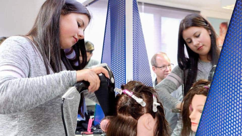 velly-blue-azubi-haare-frisieren_b4b259cae2